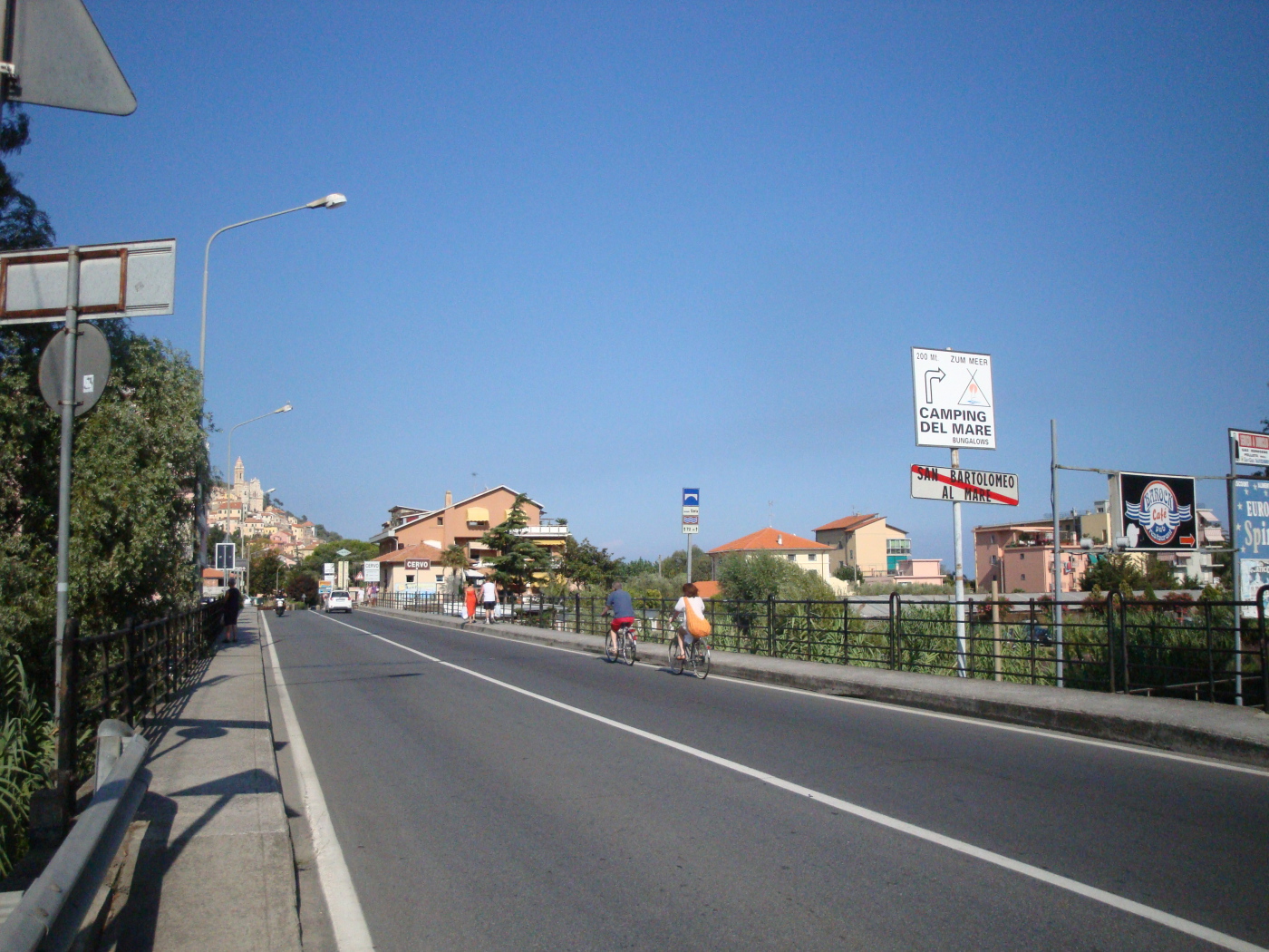 Дорога у набережной на курорте Сан Бартоломео Аль Маре, Италия