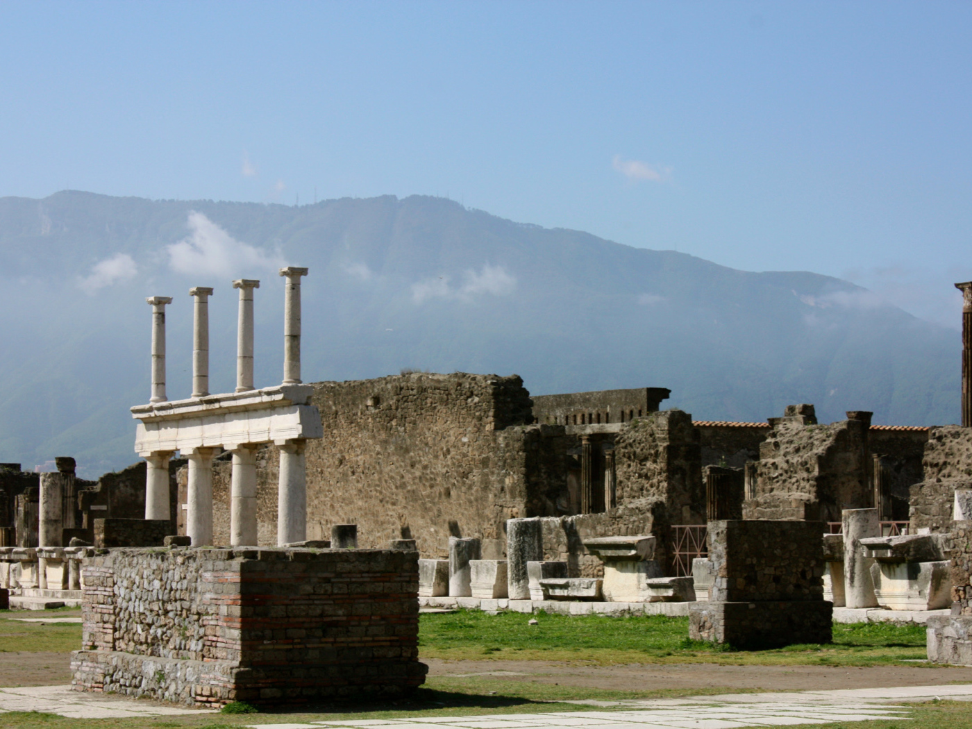 Руины Помпей на фоне гор, Италия