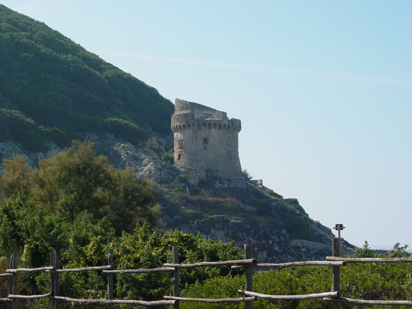 Башня на склоне горы на курорте Сабаудия, Италия