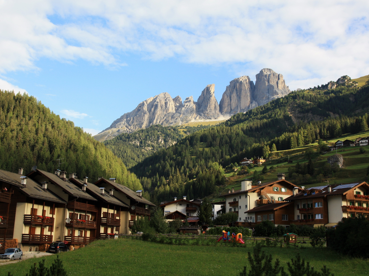Городские дома на горнолыжном курорте Валь-Ди-Фасса, Италия