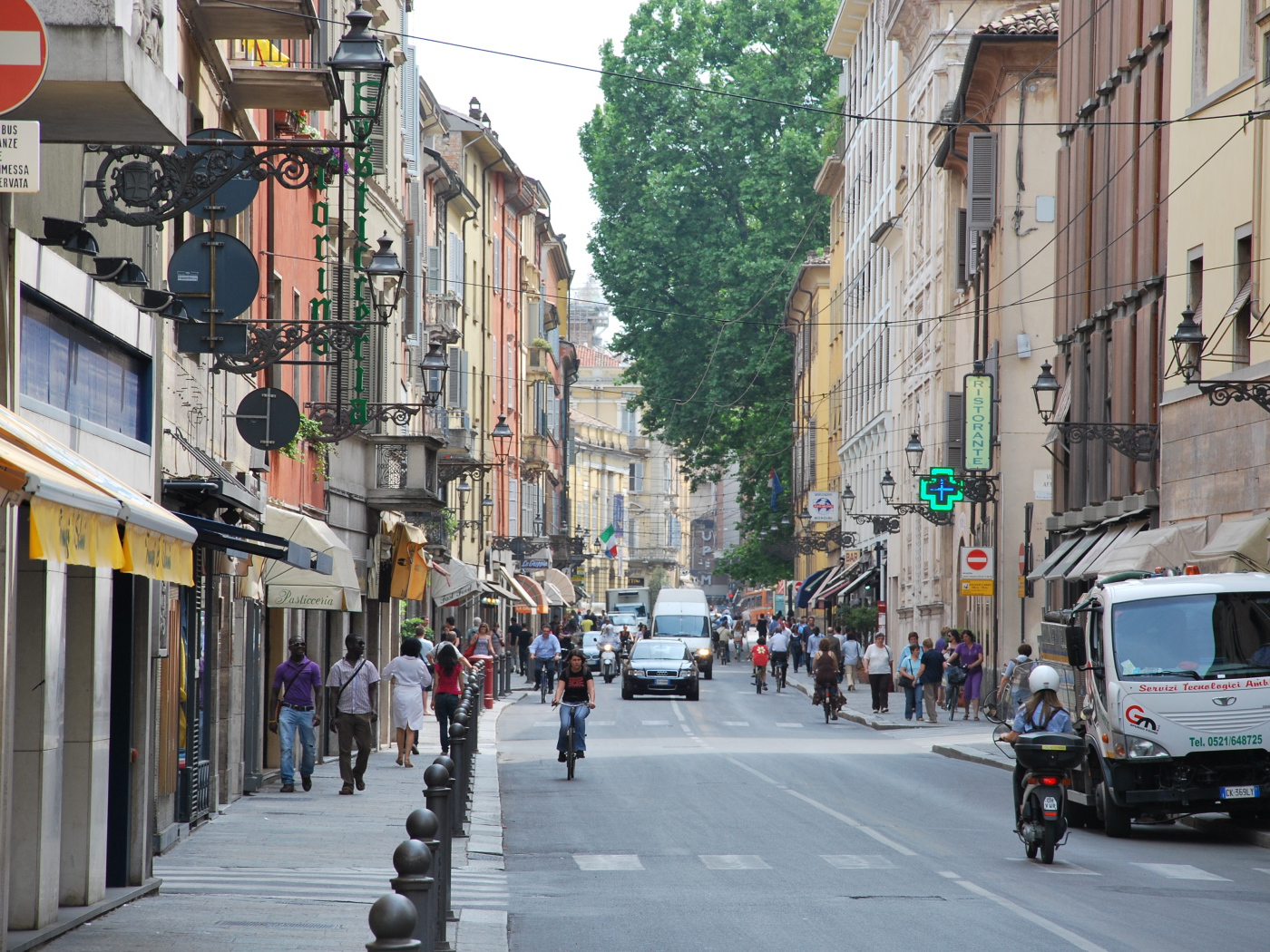 Уличное движение в Парме, Италия
