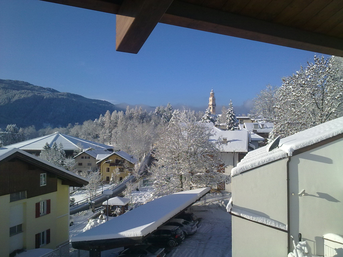 Вид с балкона на горнолыжном курорте Мадонна ди Кампильо, Италия