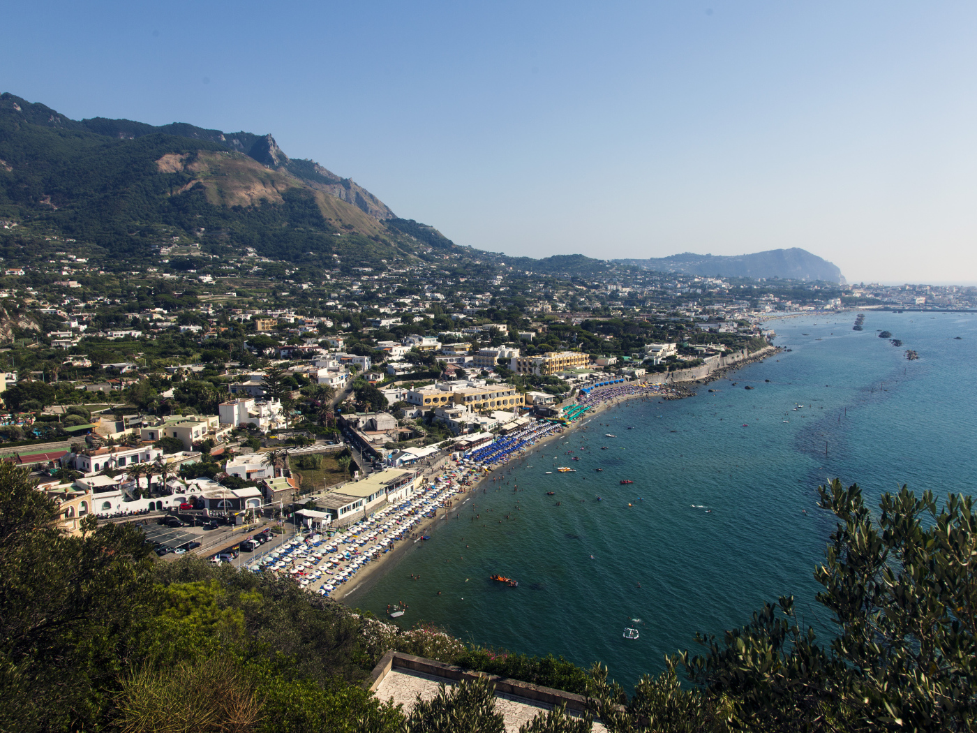 Панорама курорта на острове Искья, Италия