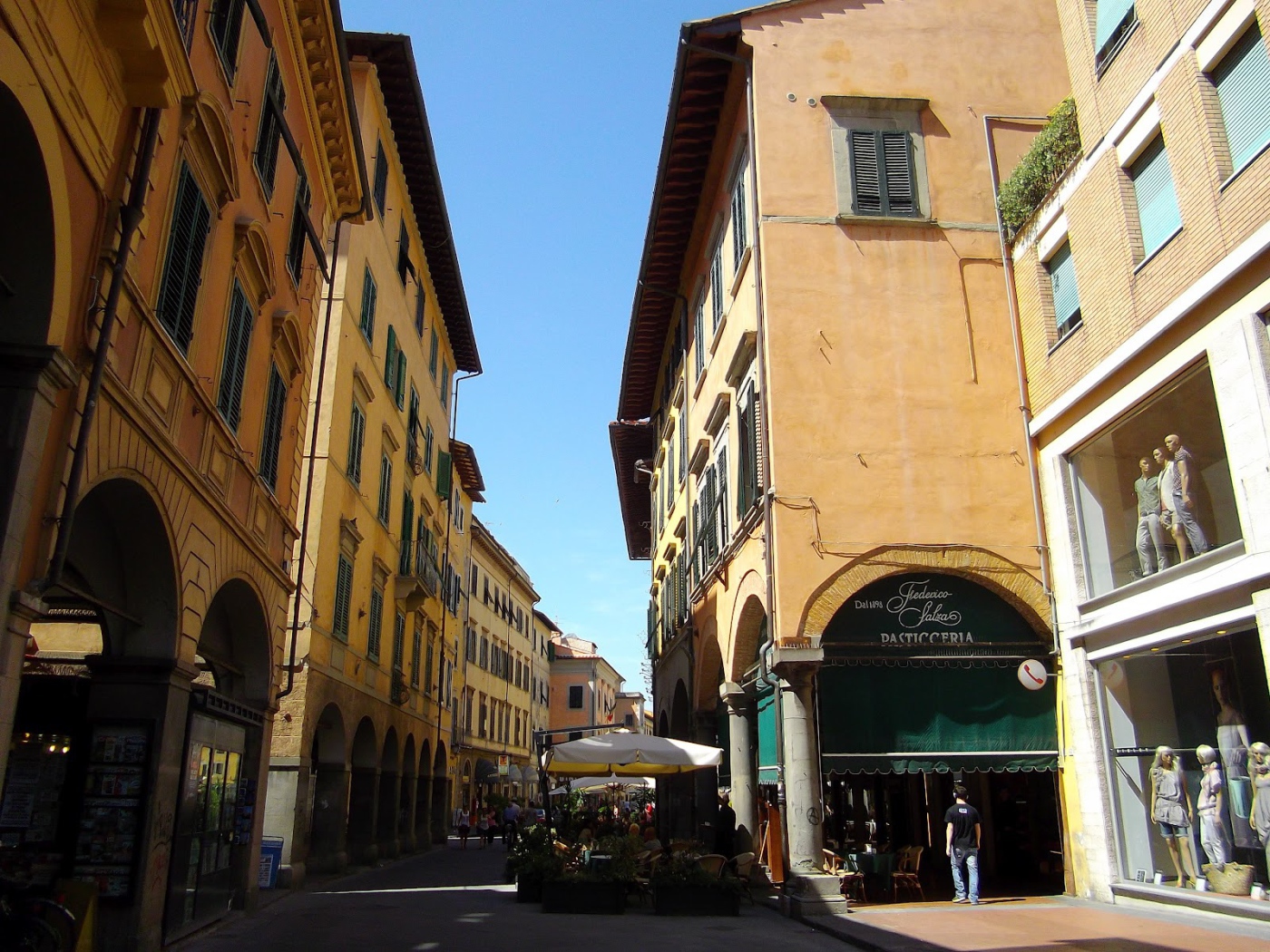 Прогулка по улице в Пизе, Италия