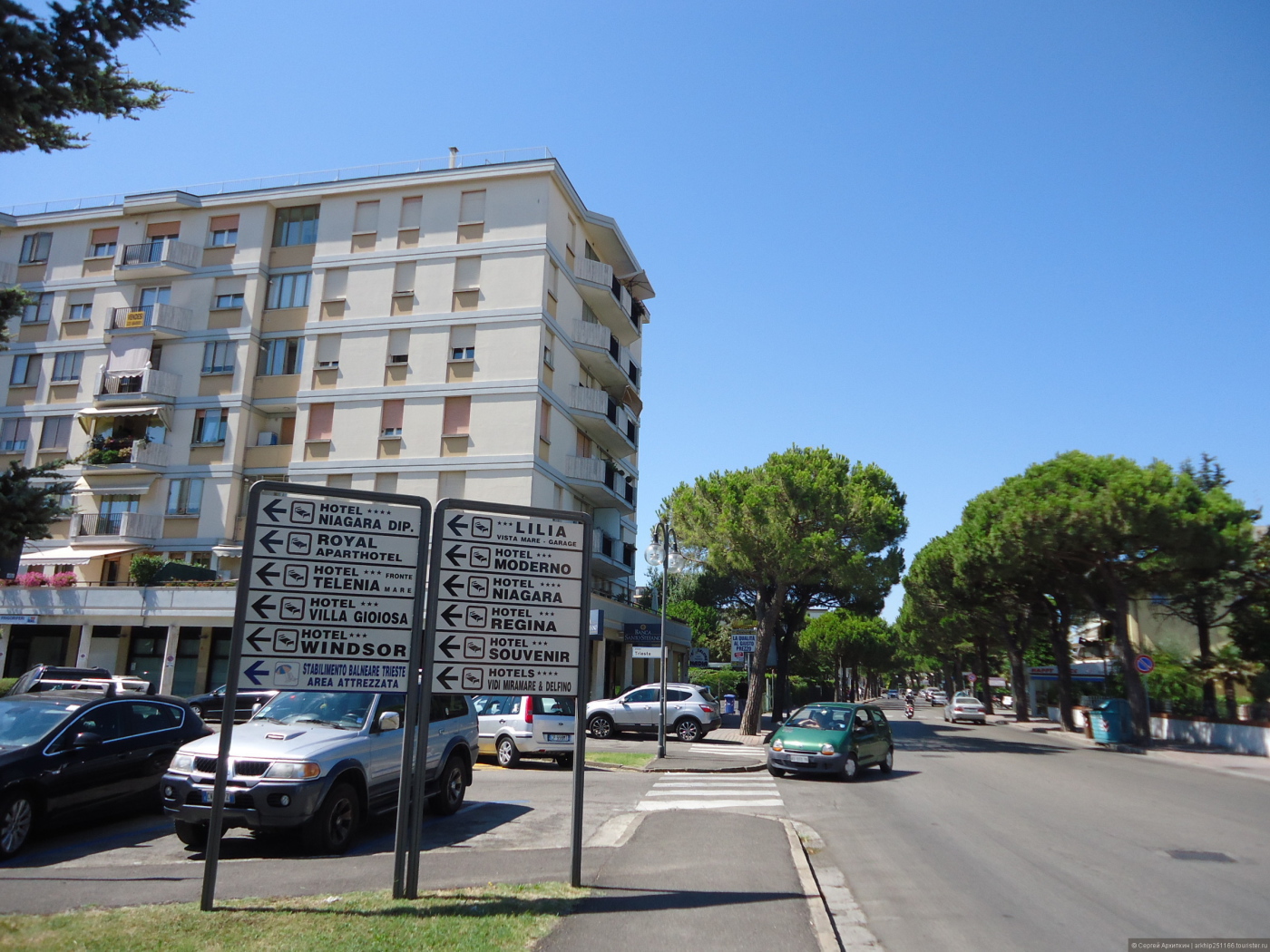 Прогулка по улице на курорте Лидо ди Езоло, Италия