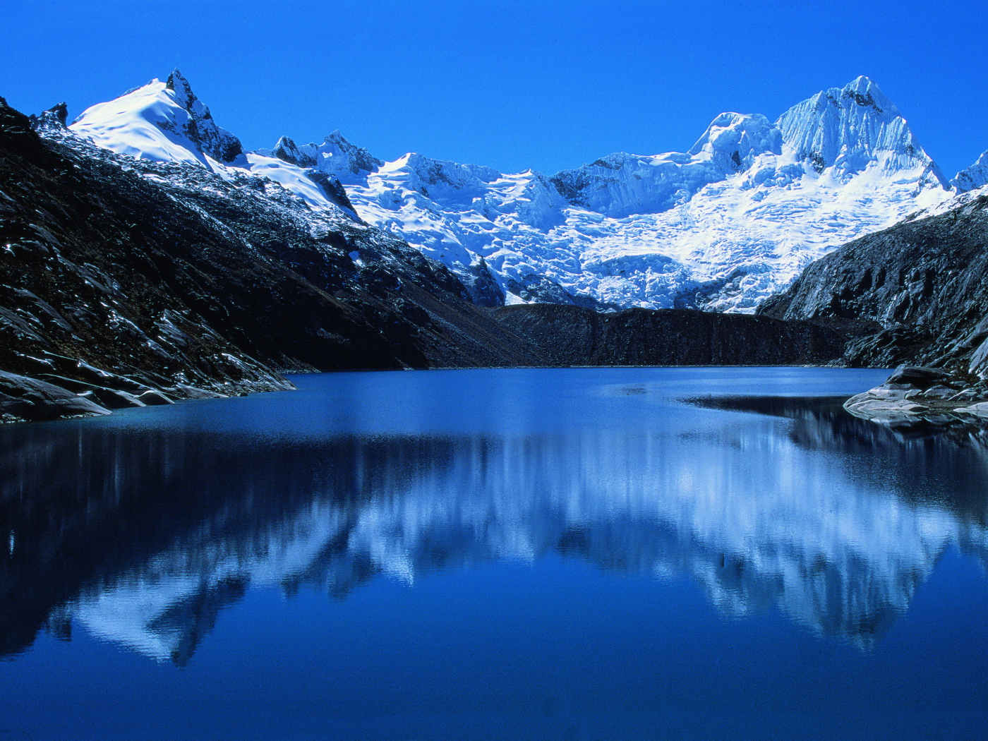 Голубое озеро в Перу