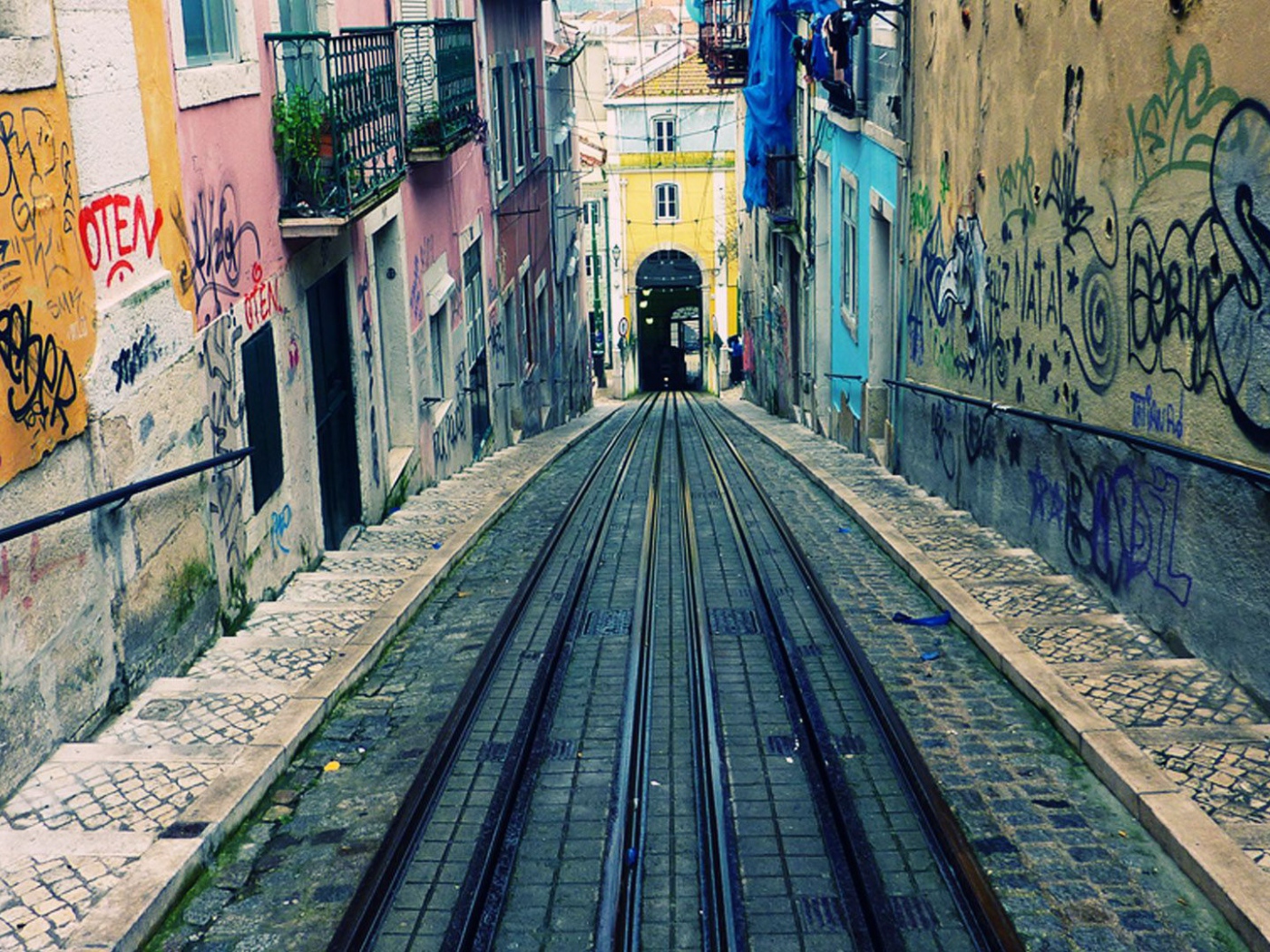 Узкая улочка в Лиссабоне