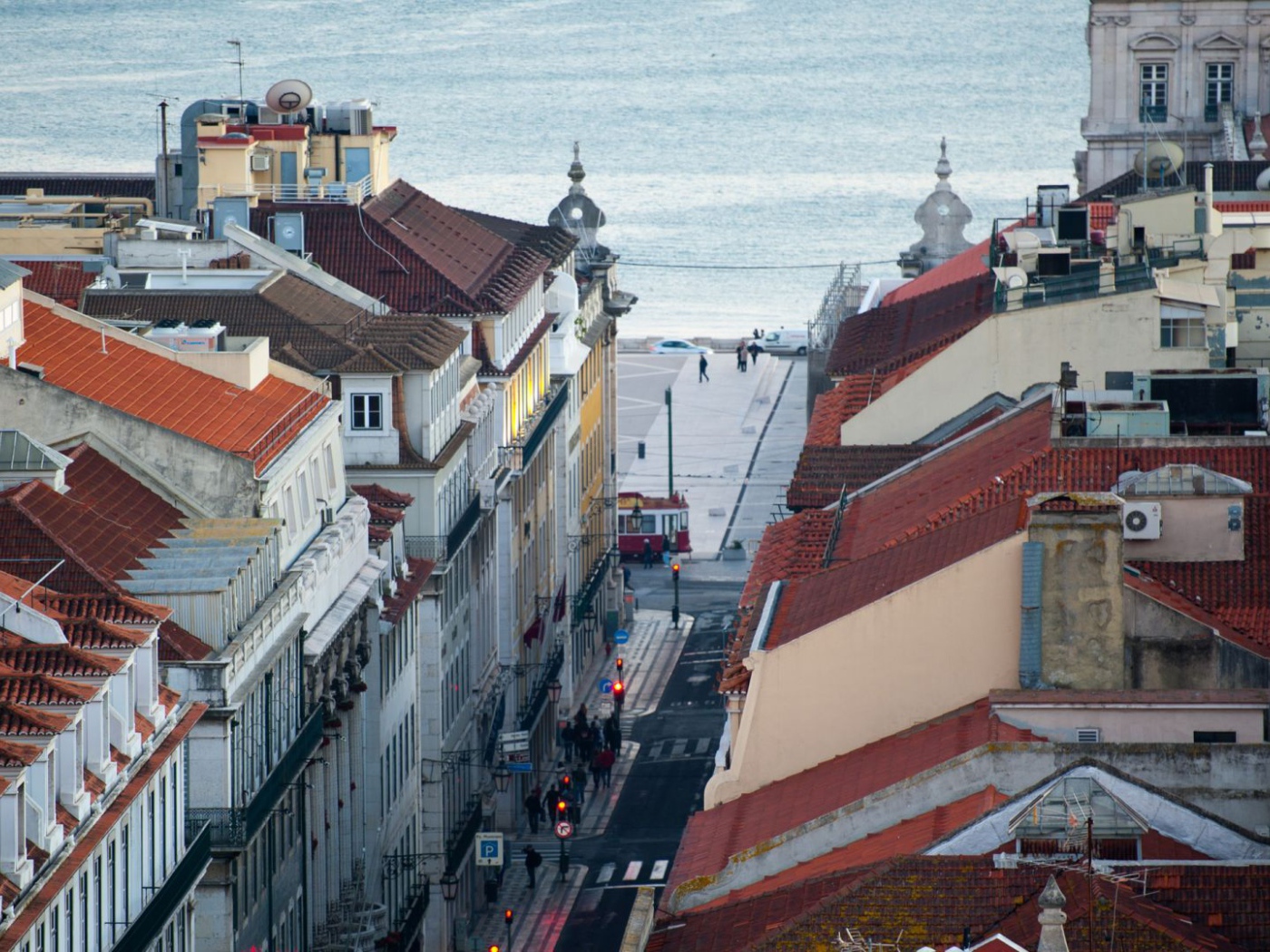 Улица у набережной в Лиссабоне