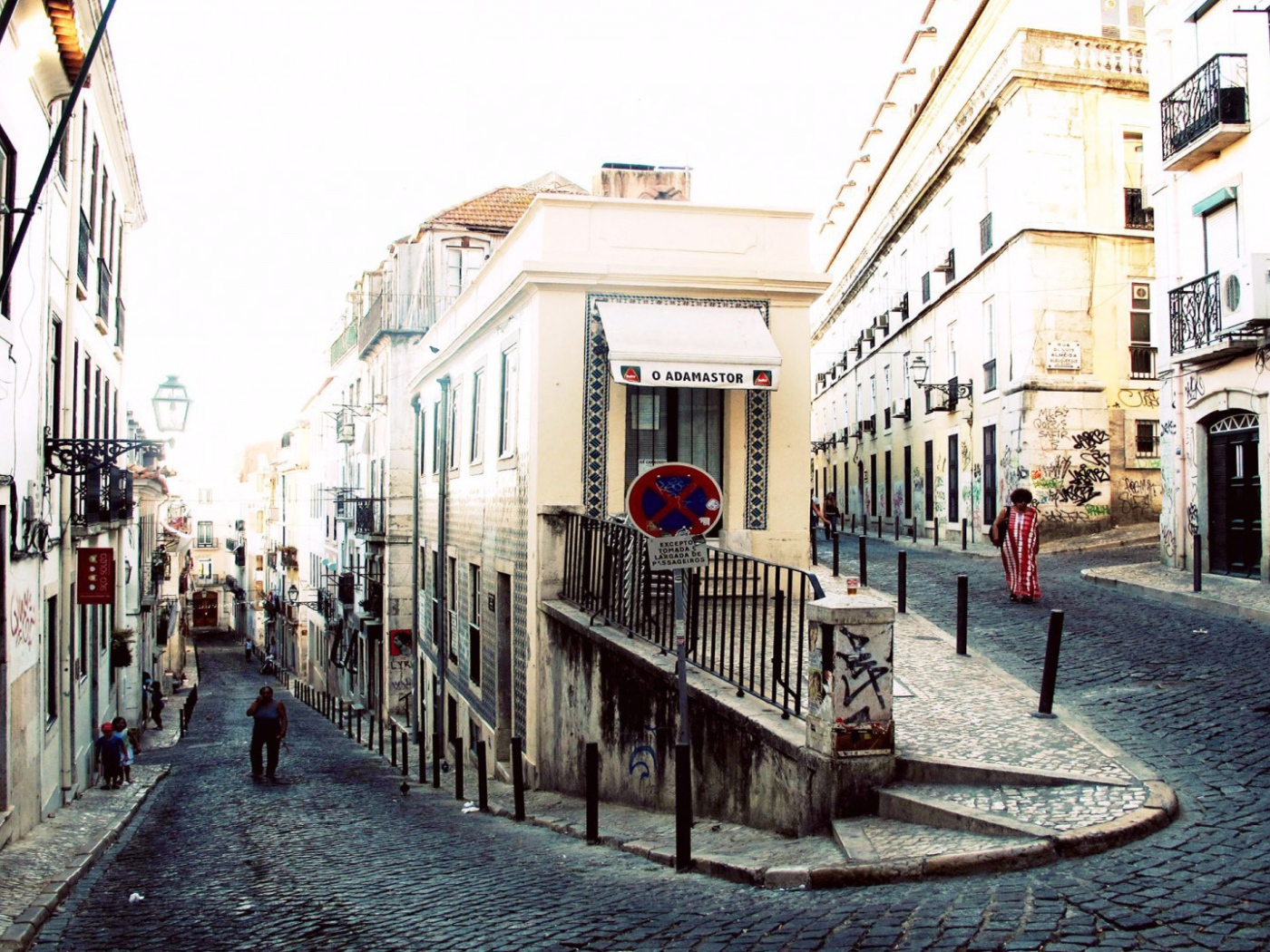 Извилистая улица в Лиссабоне
