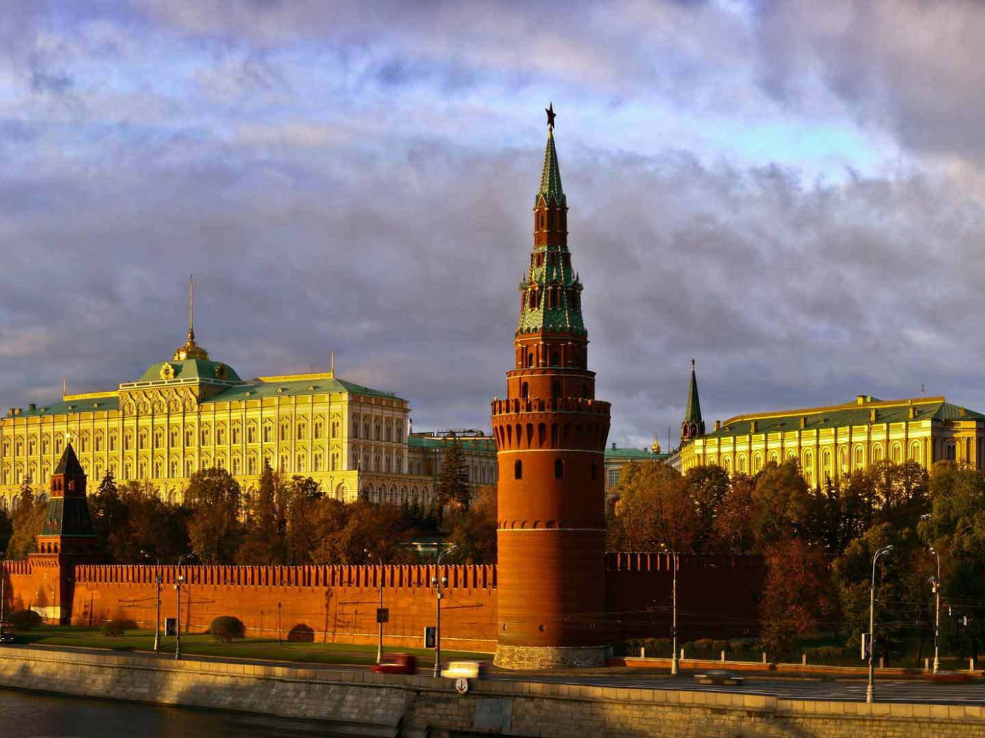 Кремль в лучах солнца