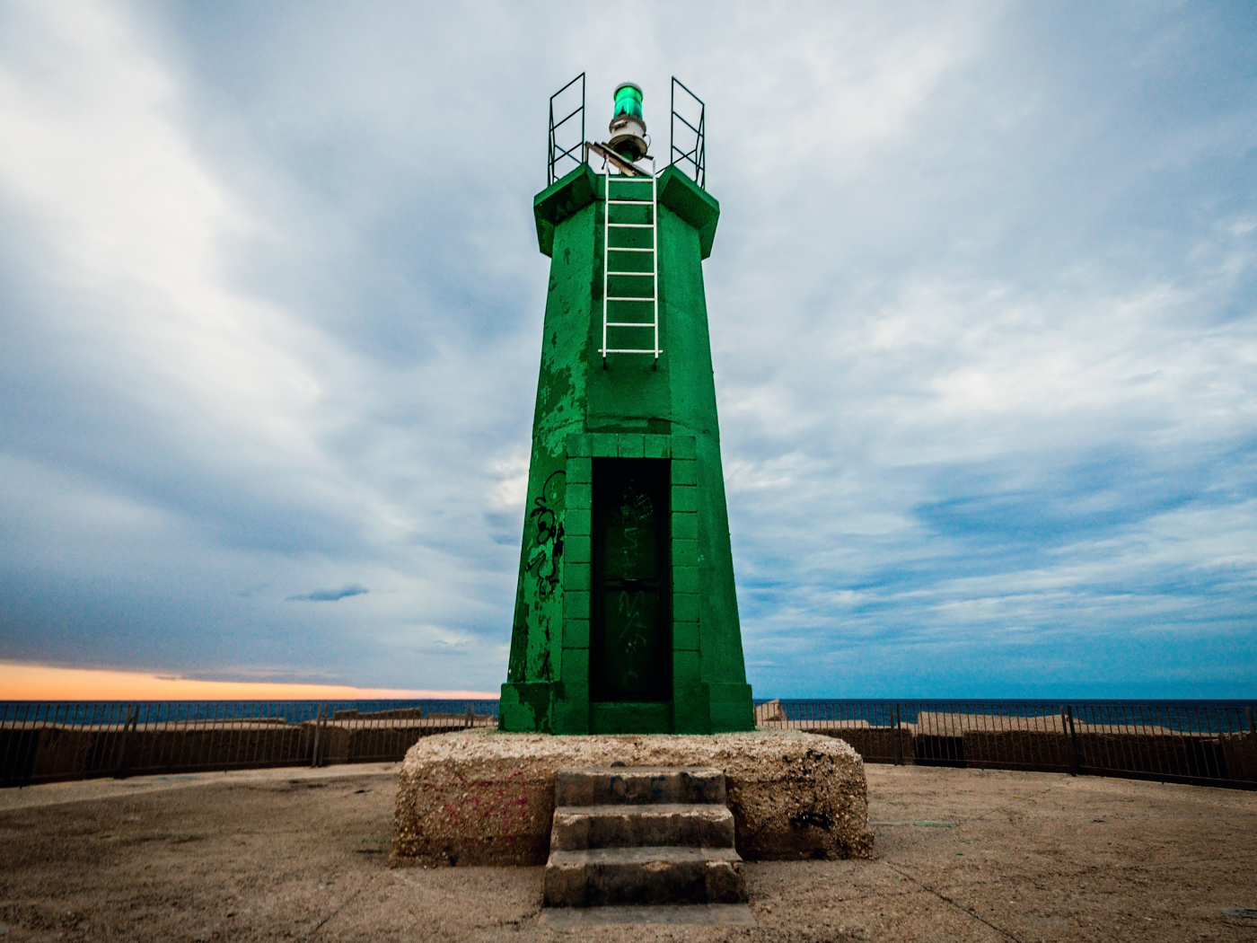 Зелёный маяк в городе Дения, Испания