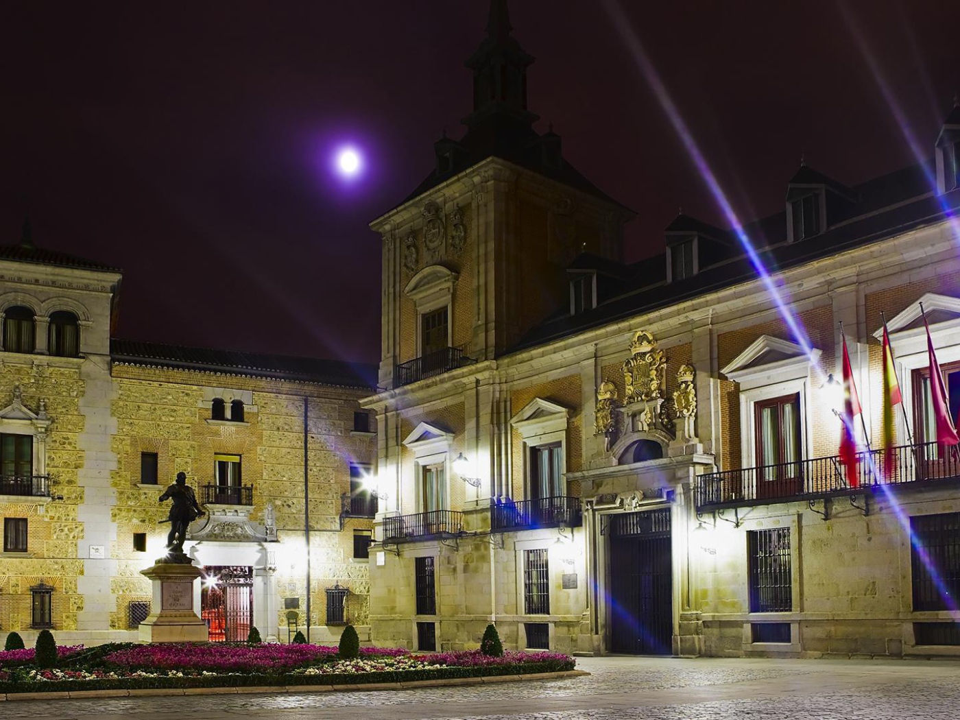 Памятник на площади в Мадриде