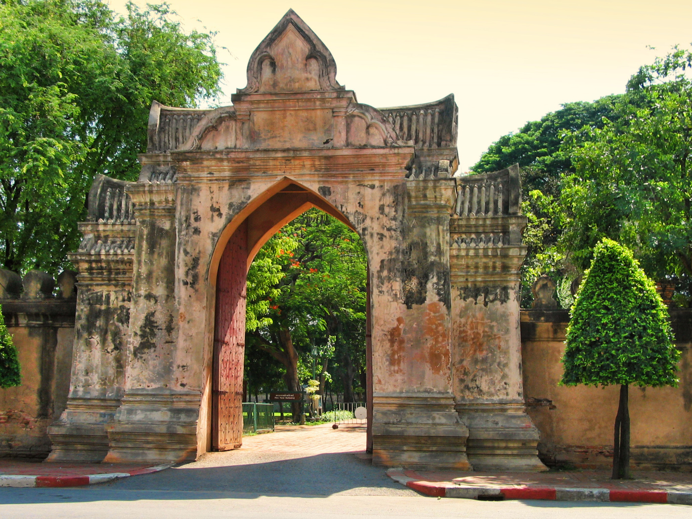 Старинная арка на курорте Лопбури, Таиланд