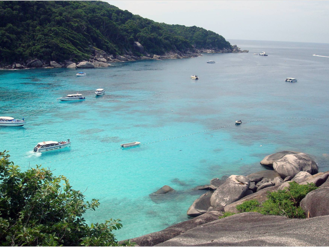 Залив на курорте острова Ко Лан, Таиланд