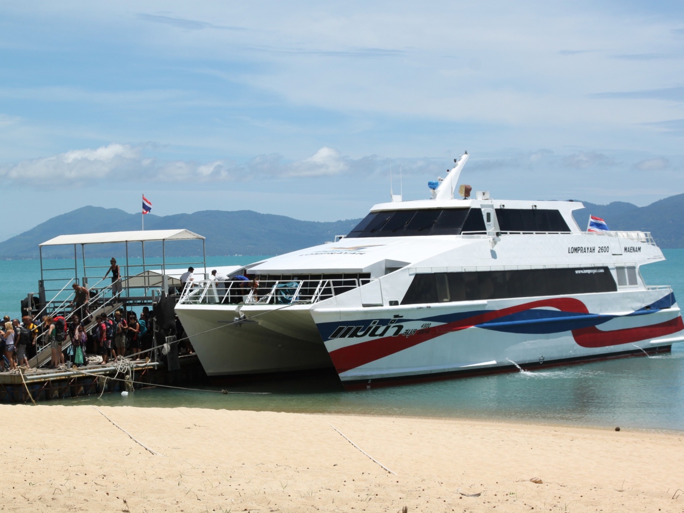 Катер у берега на острове Тао, Таиланд