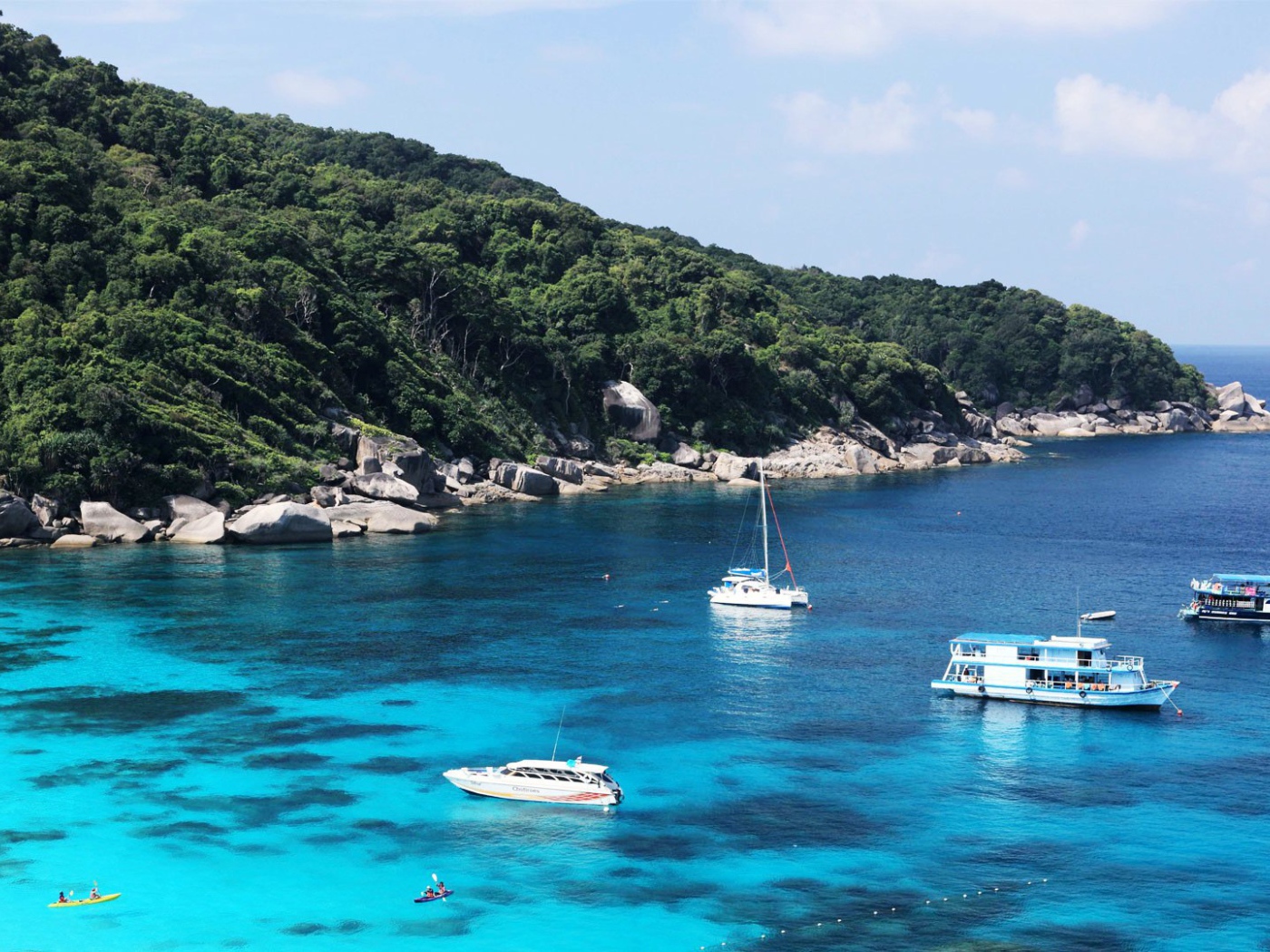 Лодки в заливе на острове Чанг, Таиланд