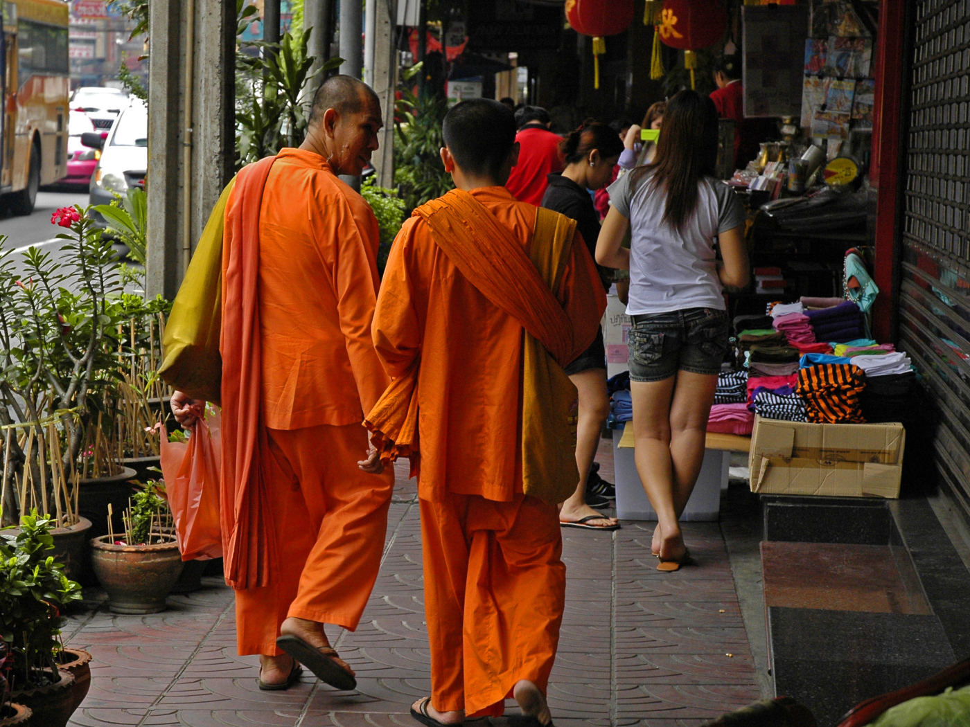 Буддийский монахи на улице в Бангкоке, Таиланд