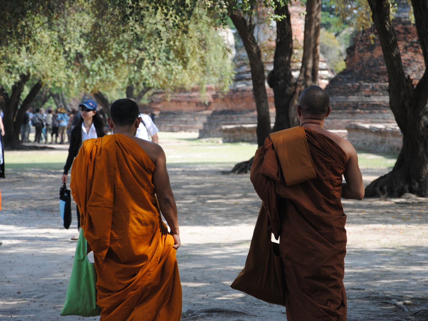 Буддийские монахи на улице на курорте Аютайя, Таиланд