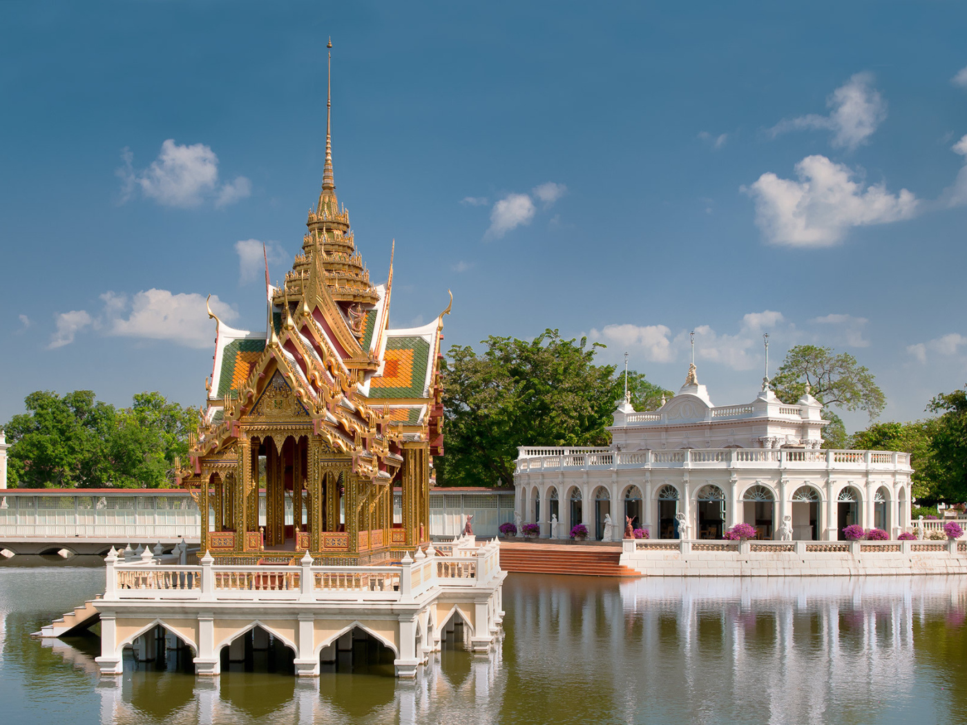Беседка на воде на курорте Аютайя, Таиланд