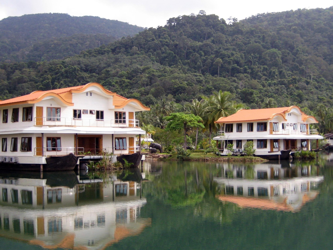 Гостиница на плаву на острове Чанг, Таиланд