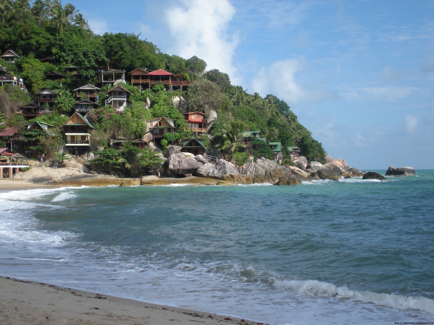 Дома на скале у берега на острове Панган, Таиланд