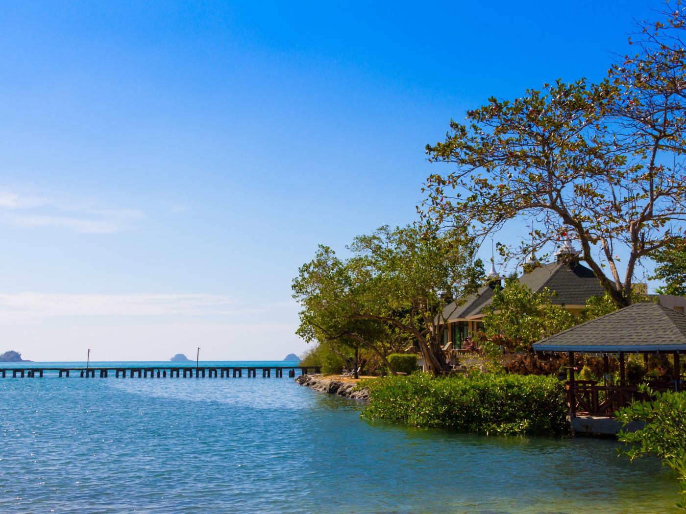 Хижины у воды на острове Чанг, Таиланд