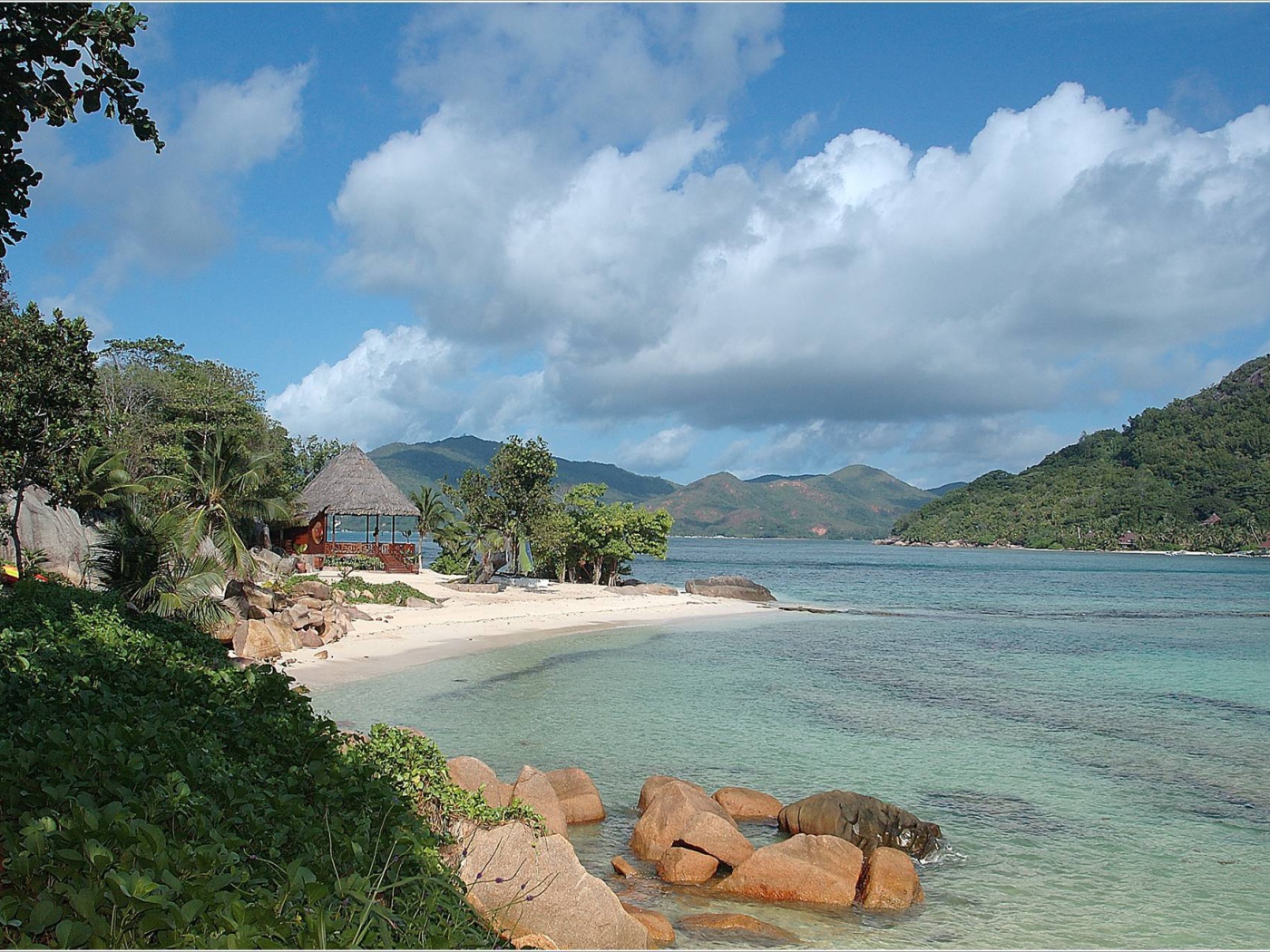 Хижина на побережье на курорте острова Ко Лан, Таиланд