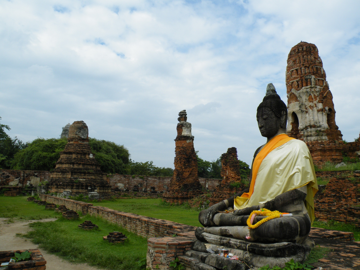 Одинокий будда на курорте Аютайя, Таиланд