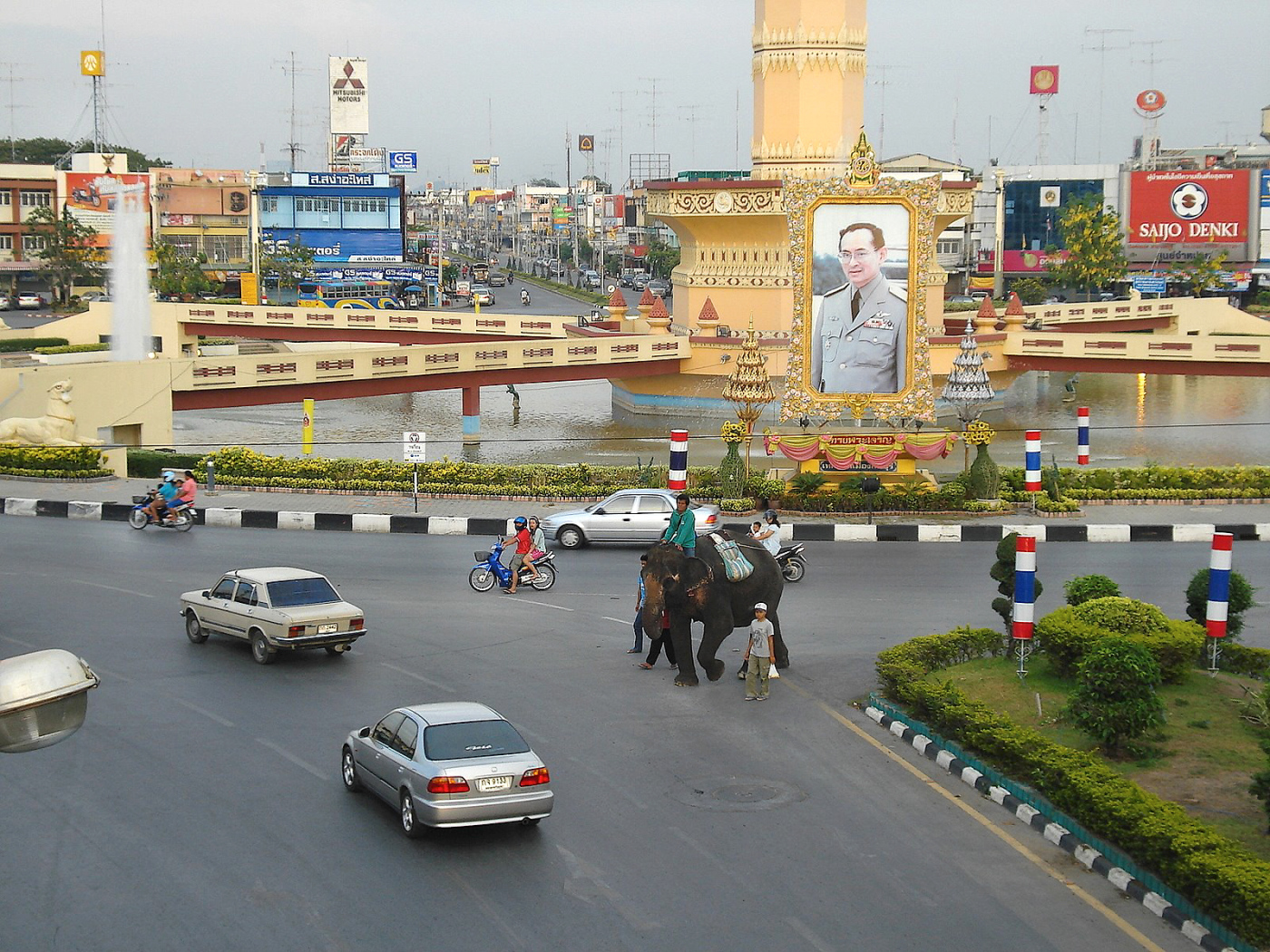 На улице города на курорте Лопбури, Таиланд