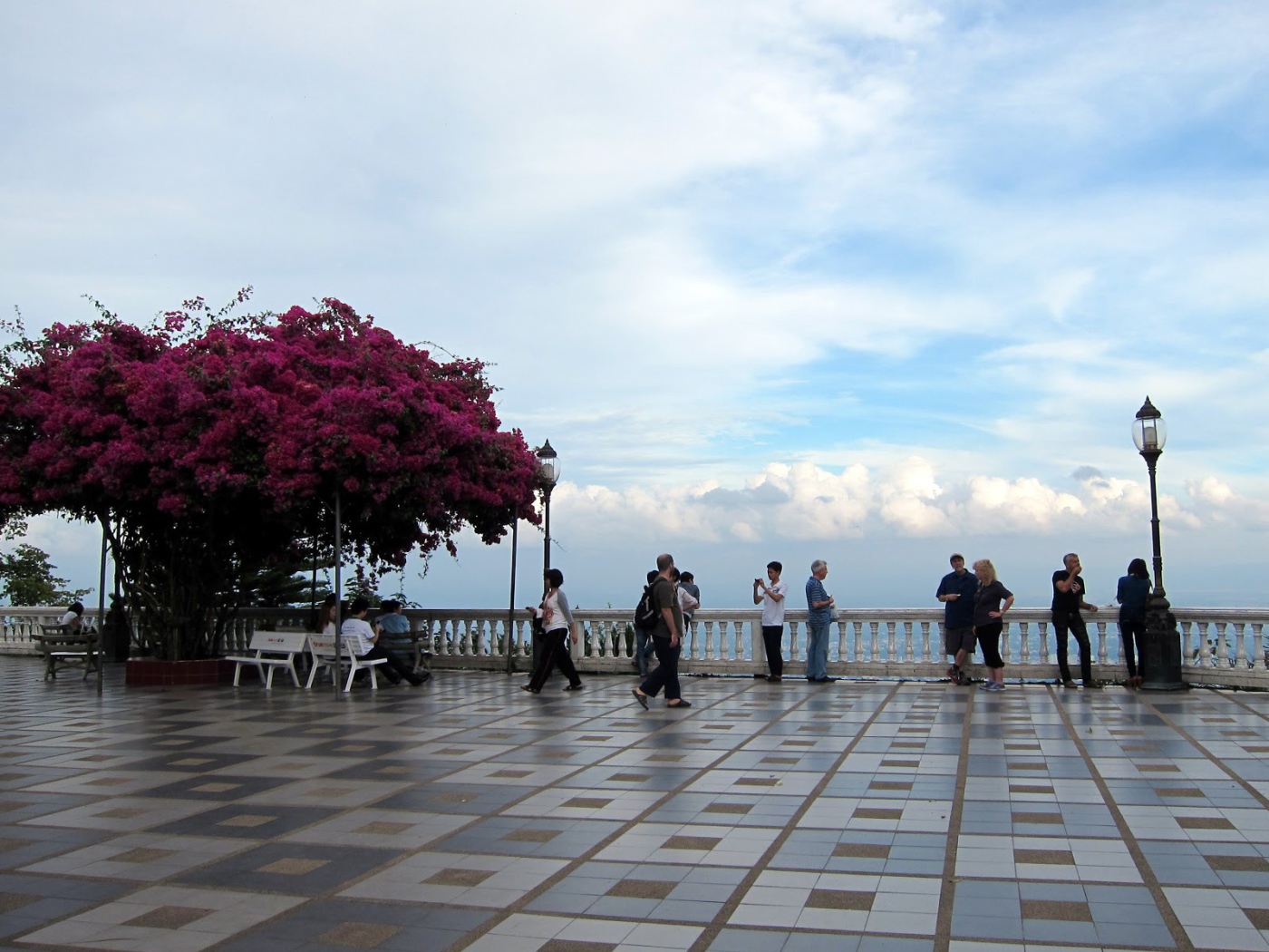 На набережной на курорте Чианг Рай, Таиланд