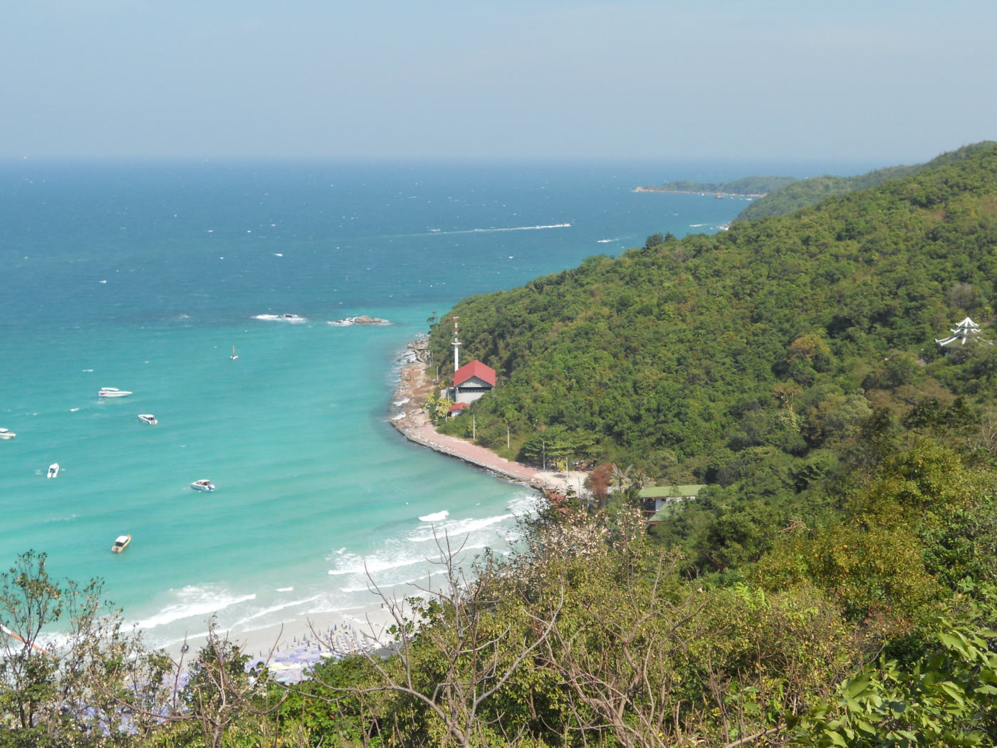 Панорама курорта острова Ко Лан, Таиланд