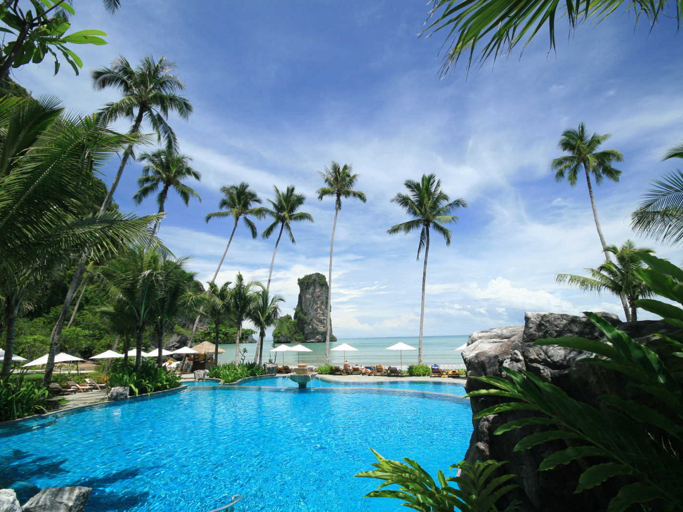 Бассейн в окружении пальм в Пхукете, Таиланд