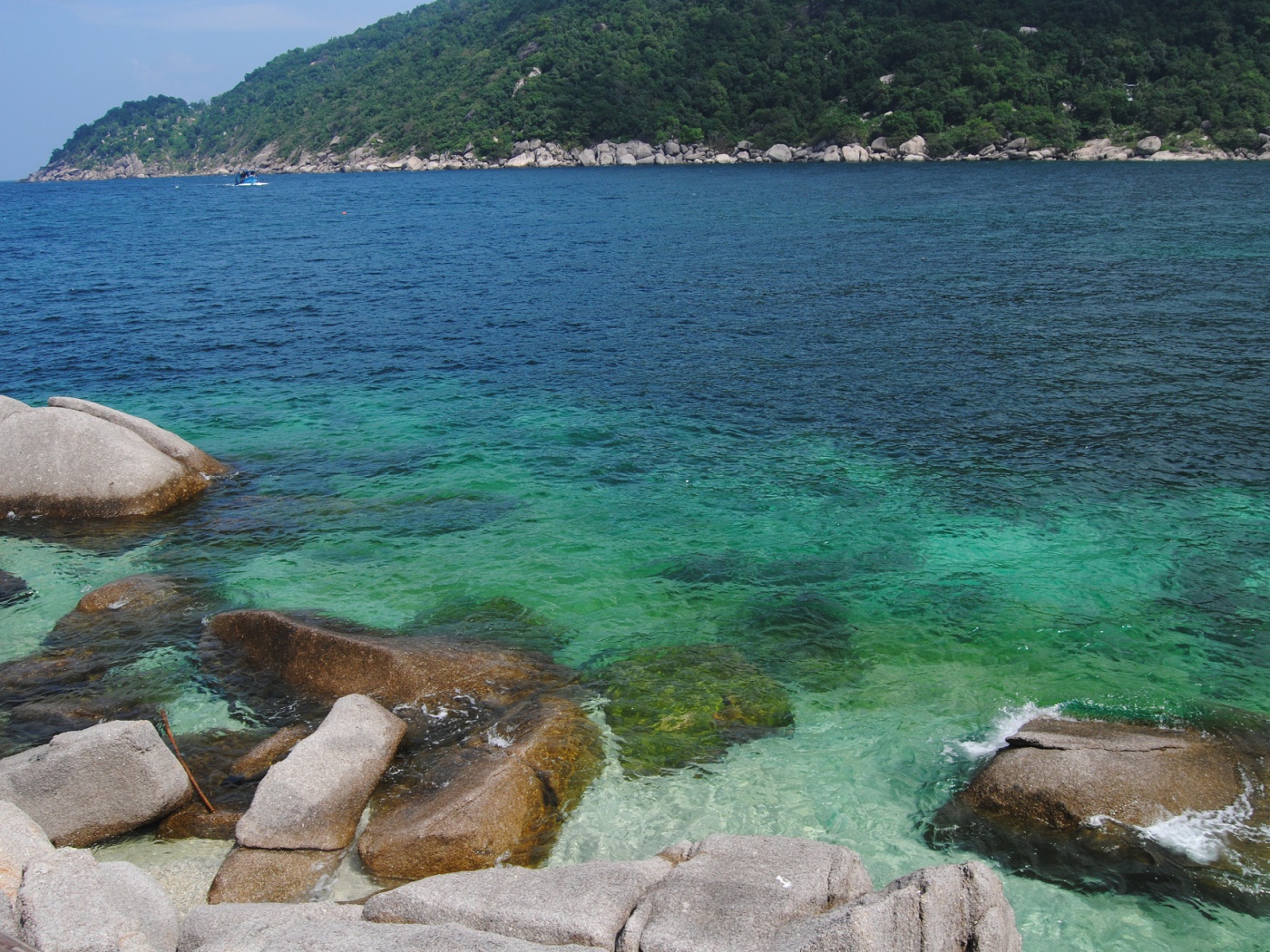 Камни у берега на острове Тао, Таиланд