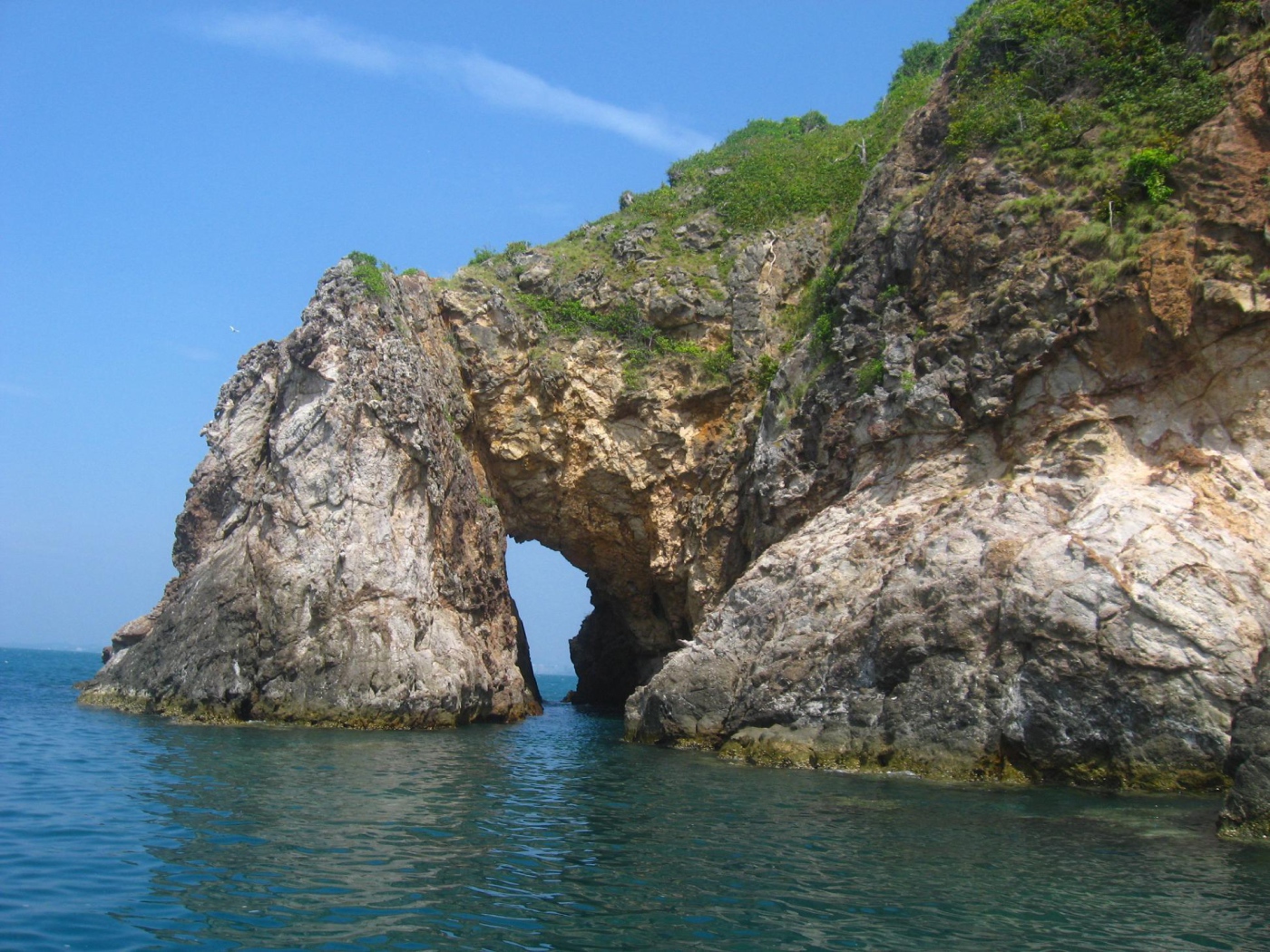 Скалистый берег на острове Самет, Таиланд