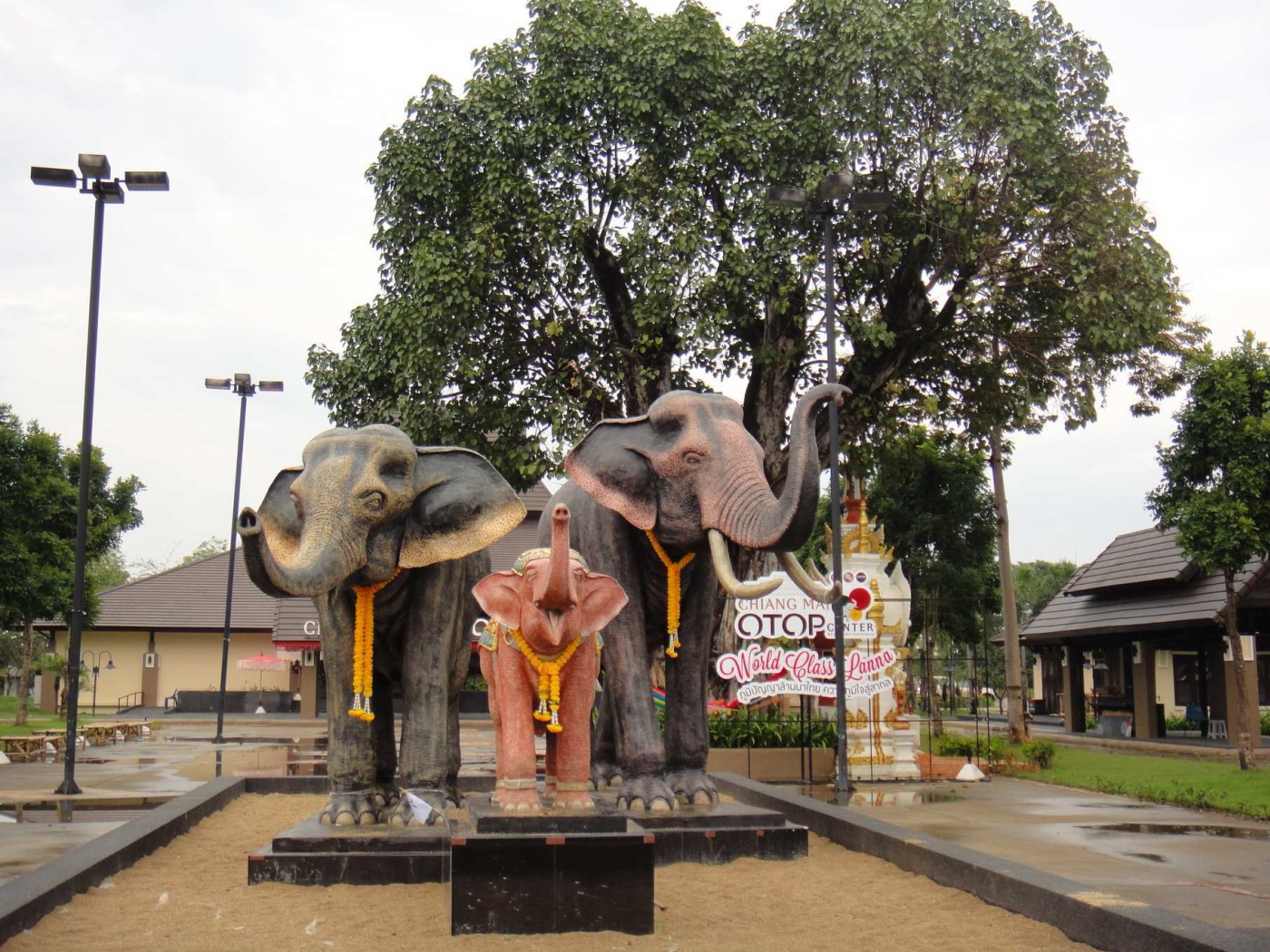 Скульптура слонов на улице на курорте Чианг Май, Таиланд