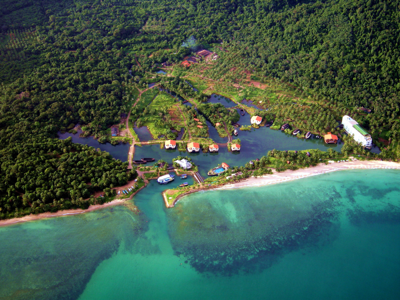 Панорама курорта на острове Чанг, Таиланд