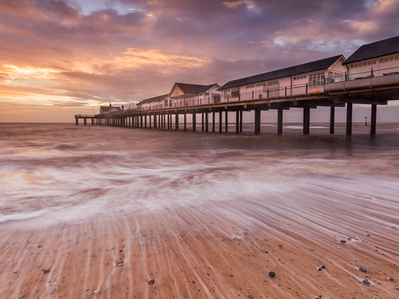 Длинный мост с частными домами