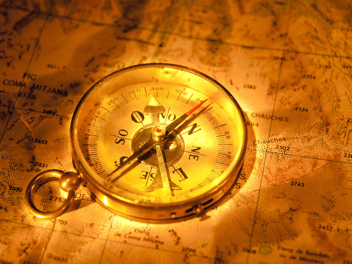 Старинный компас на карте путешественника