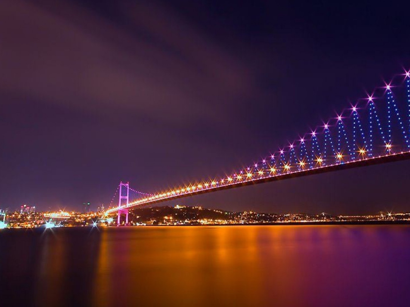 Подсветка моста в Стамбуле