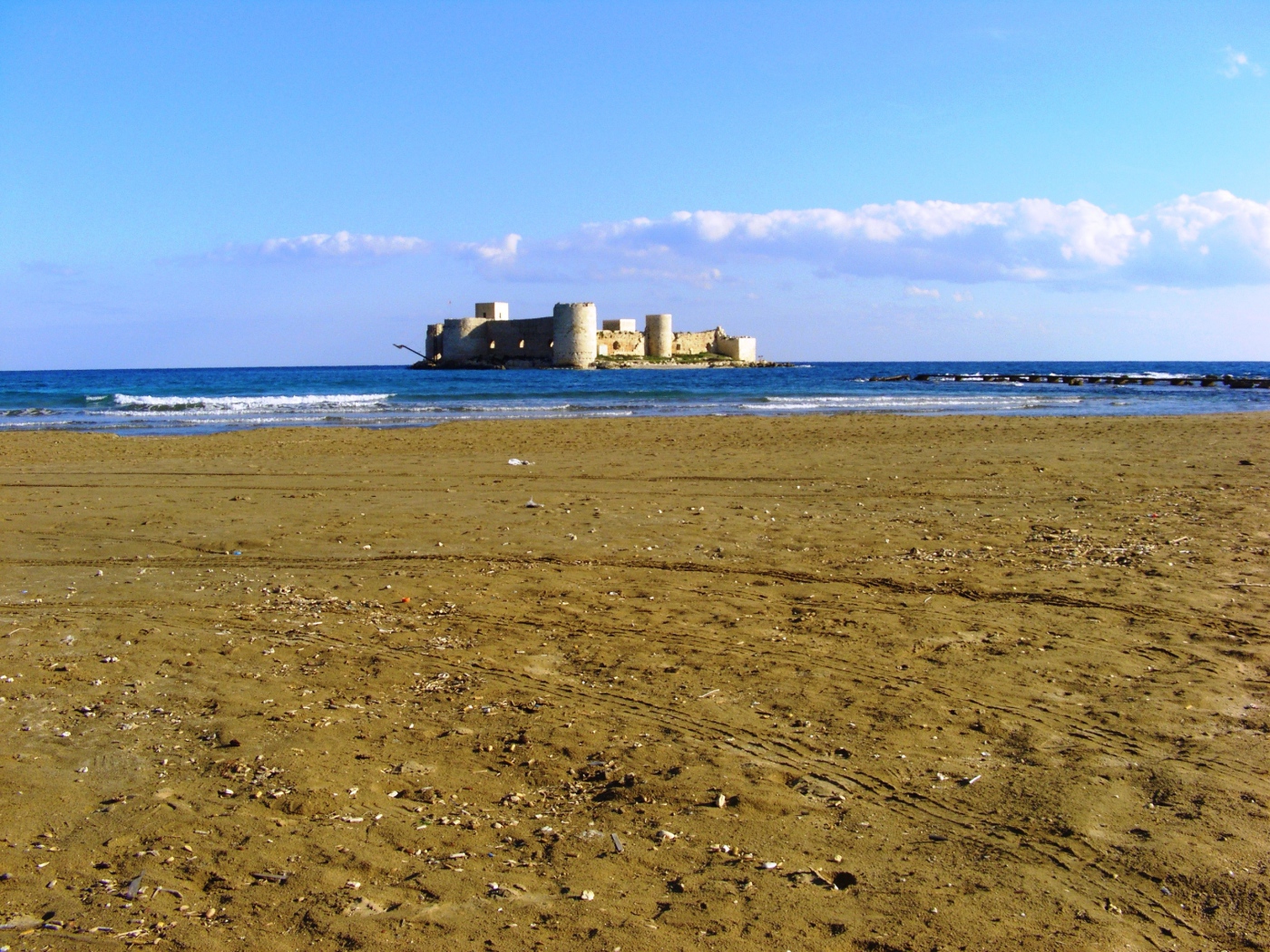 Старинный форт у побережья в Мерсине, Турция