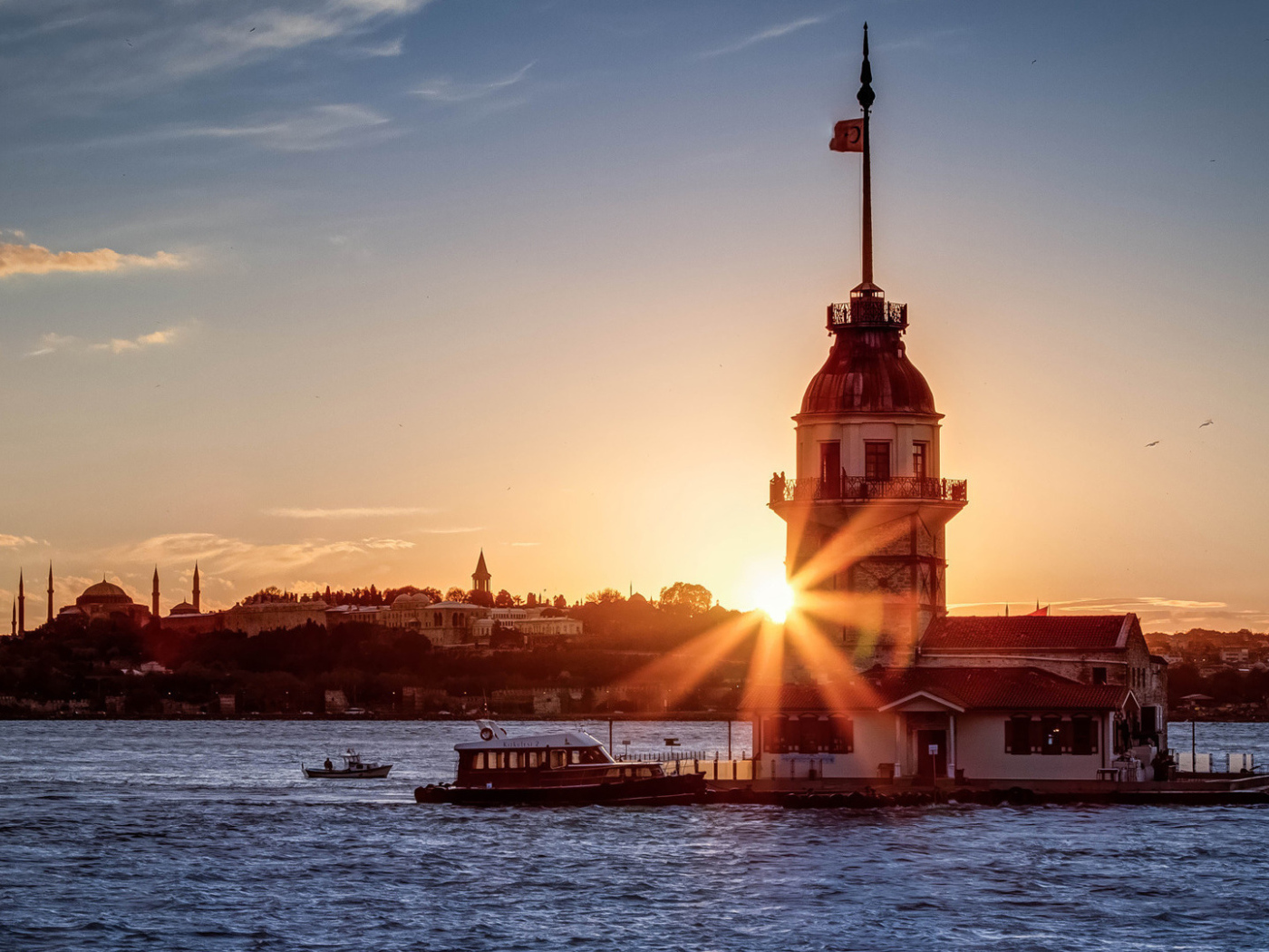 Предзакатное солнце в Стамбуле