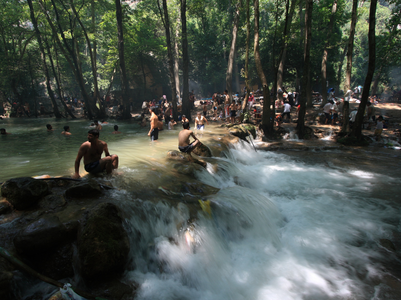 Водопад в парке в Мерсине, Турция
