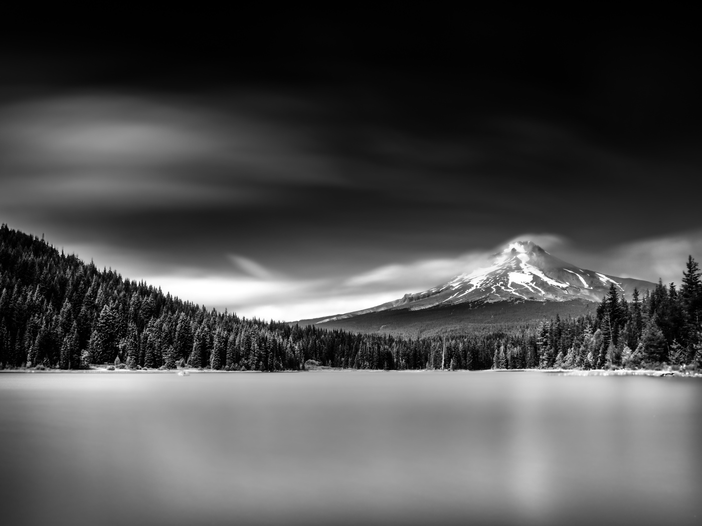 Отражение горы Маунт-Худ в озере Триллиум, США