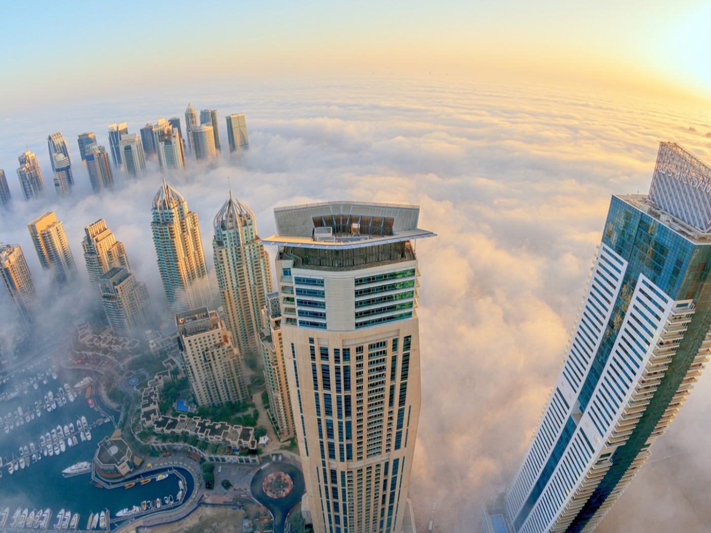 Густой туман в Дубаи