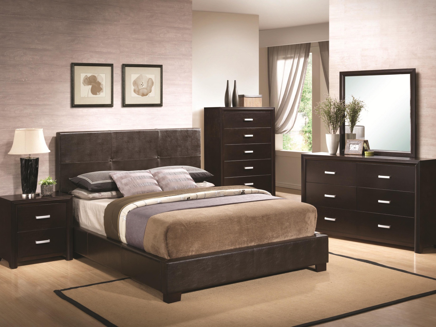 Большое зеркало в спальне