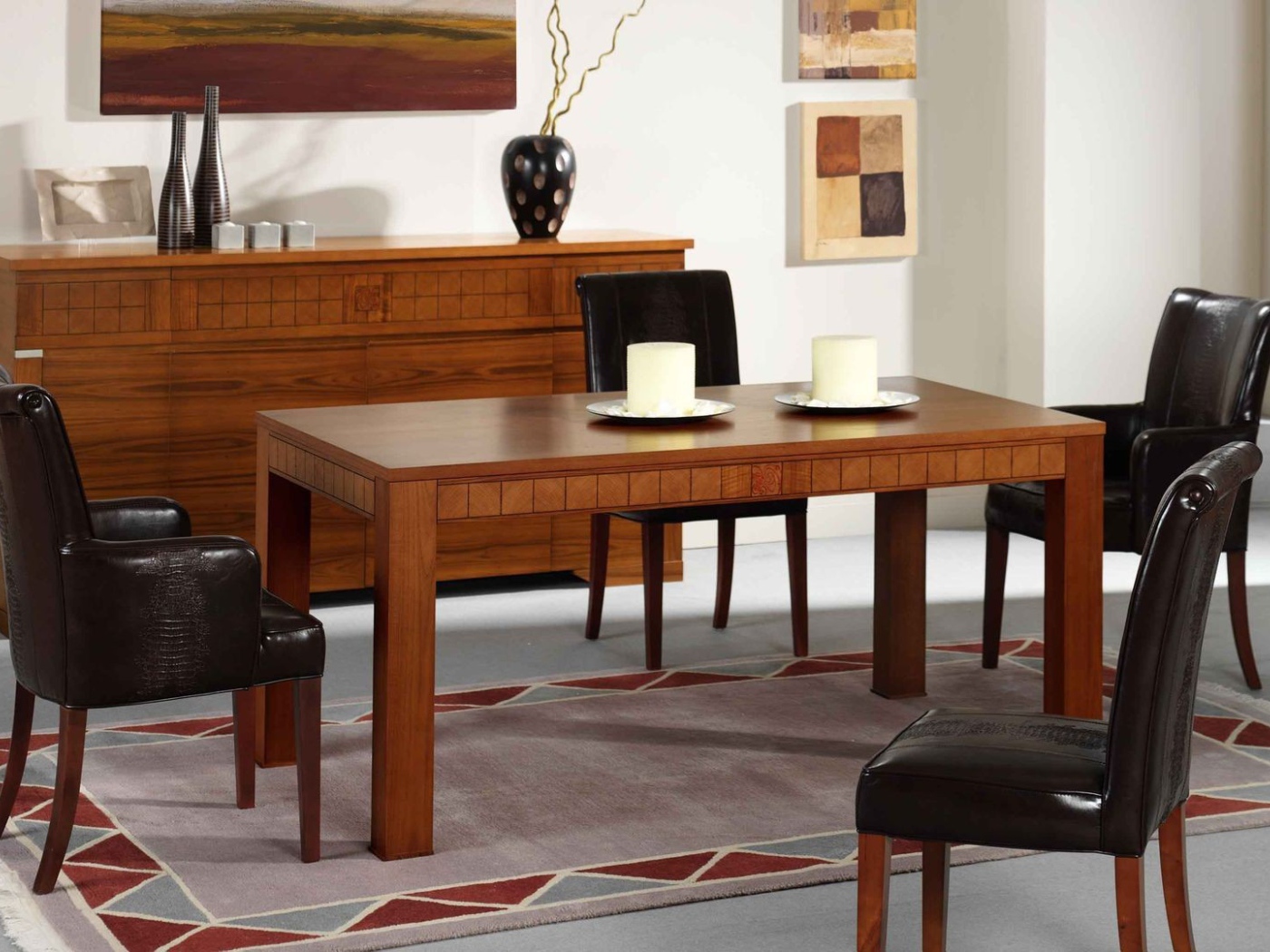 Небольшой стол в столовой