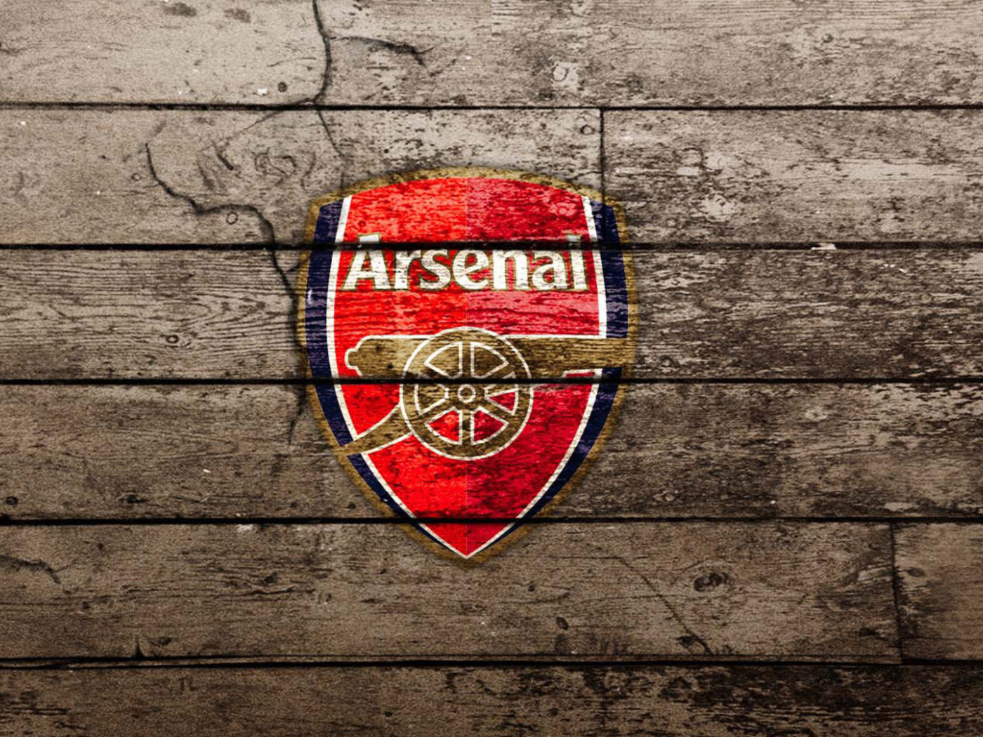 Арсенал на деревянном фоне