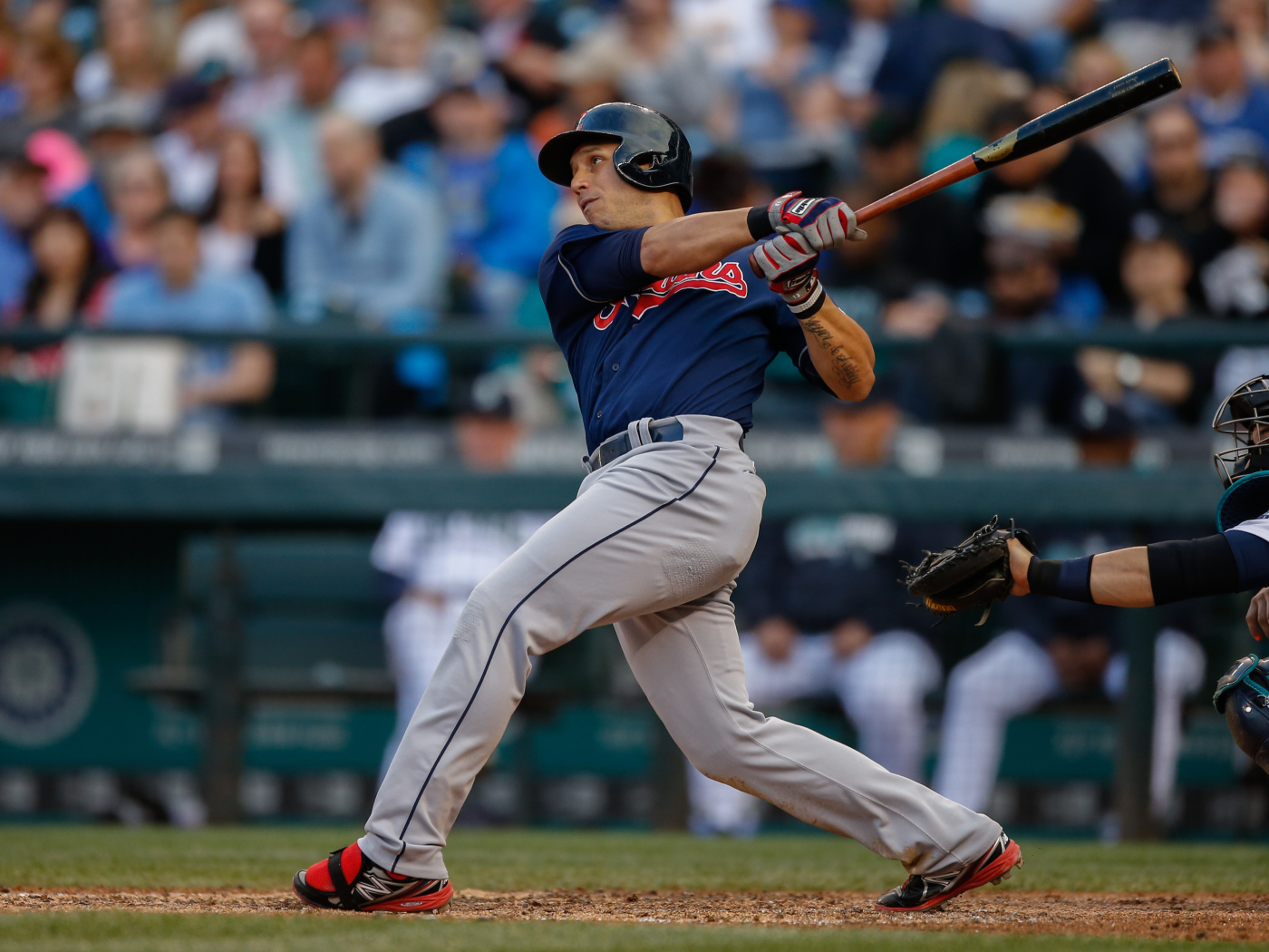 Асдрубал Кабрера отбивает мяч