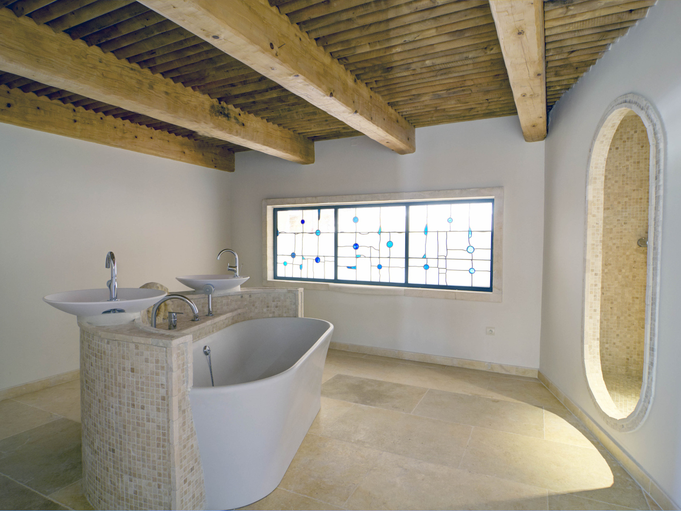Ванная комната с деревянной крышей