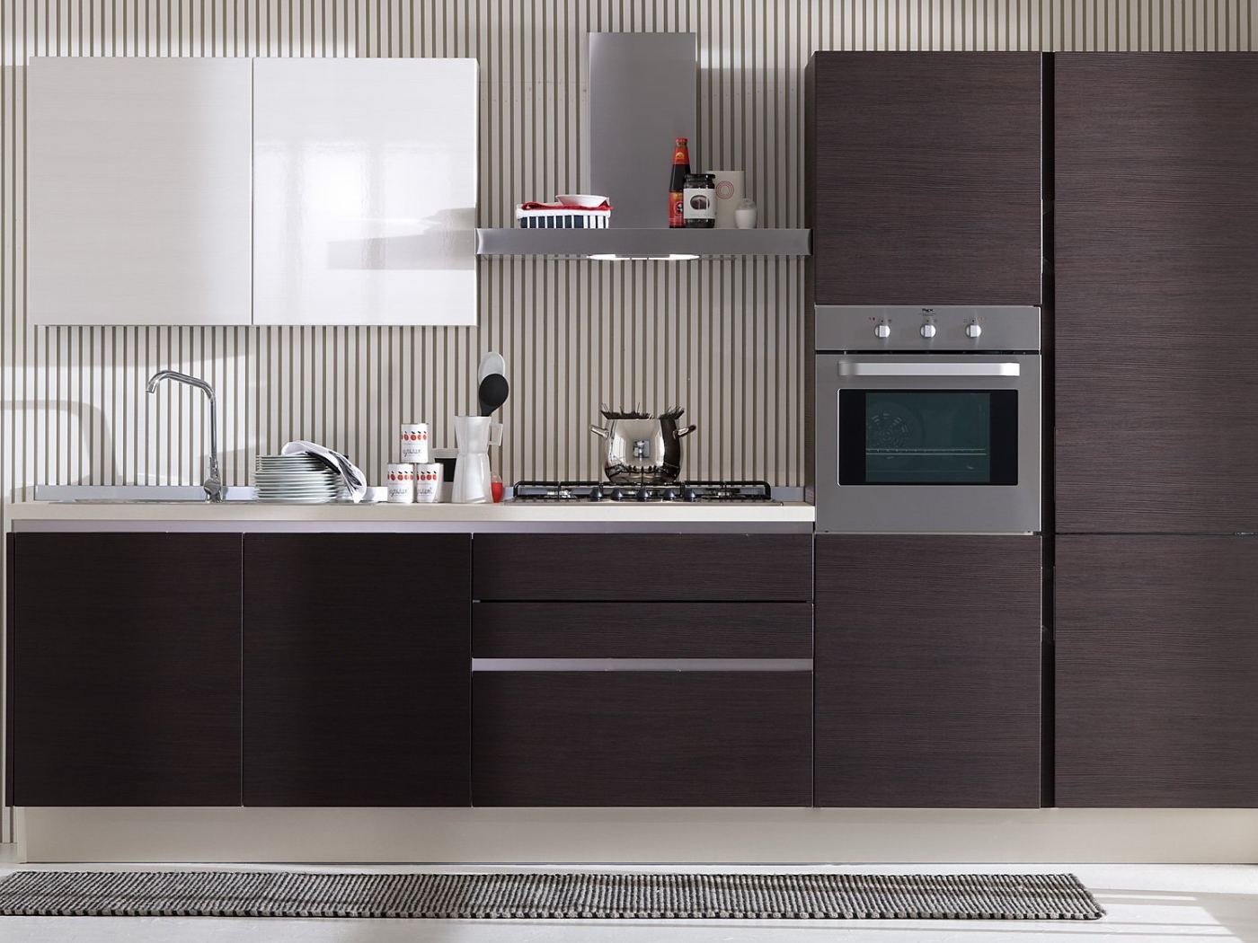 Красивая коричневая кухня